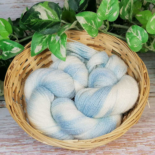 Alpaca Lace 50 Gramm handgefärbtes Spitzengarn im Strang, hellblau