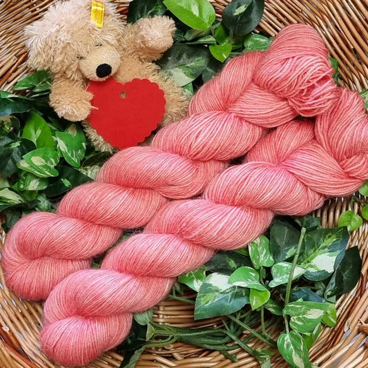 Handgefärbte Sockenwolle Alpa Socks mit Alpakawolle in lachs, als Strang gedreht