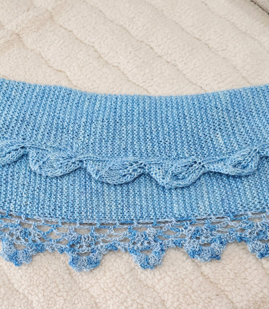 Extravaganter Rüschenschal mit Häkelborde in hellblau