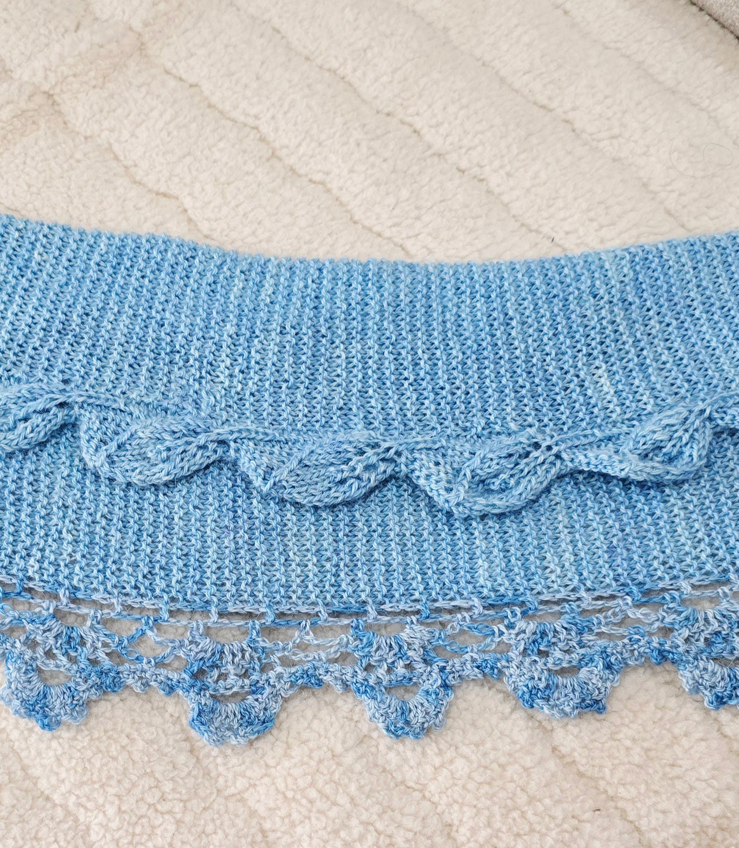 Extravaganter Rüschenschal mit Häkelborde in hellblau - Farbenspiel - Luna's Kreativwerkstatt