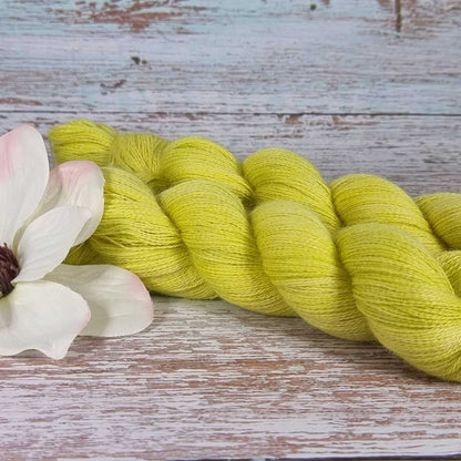 Alpaca Lace handgefärbtes Spitzengarn im Strang, gelb