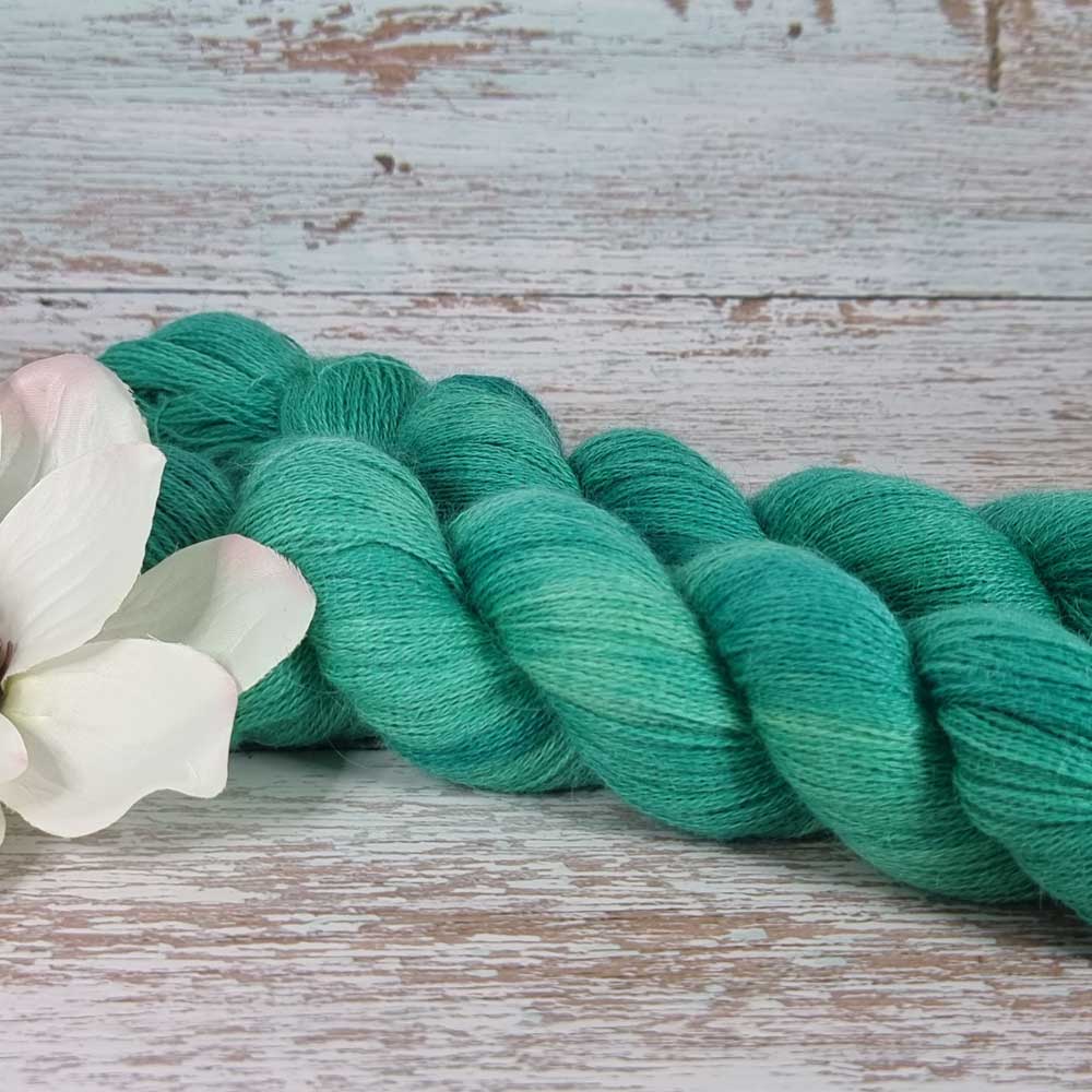 Alpaca Lace handgefärbtes Spitzengarn im Strang, grün