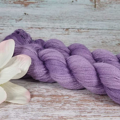 Alpaca Lace handgefärbtes Spitzengarn im Strang, lila