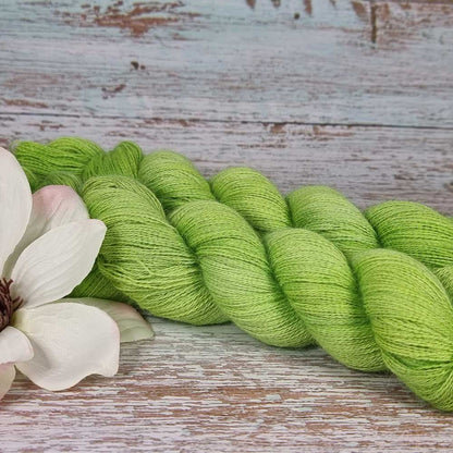 Alpaca Lace handgefärbtes Spitzengarn im Strang, lindgrün