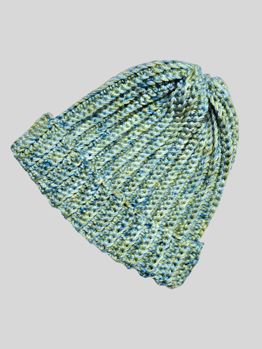 Handgestrickte Babymütze im Patentmuster aus Merinowolle