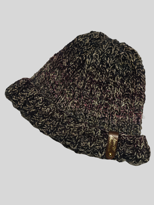 Handgestrickte Mütze im Patentmuster, Gotland Pelzschaf, handgesponnen und handgefärbt