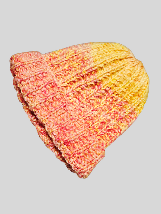 Handgestrickte Babymütze im Patentmuster aus Merinowolle