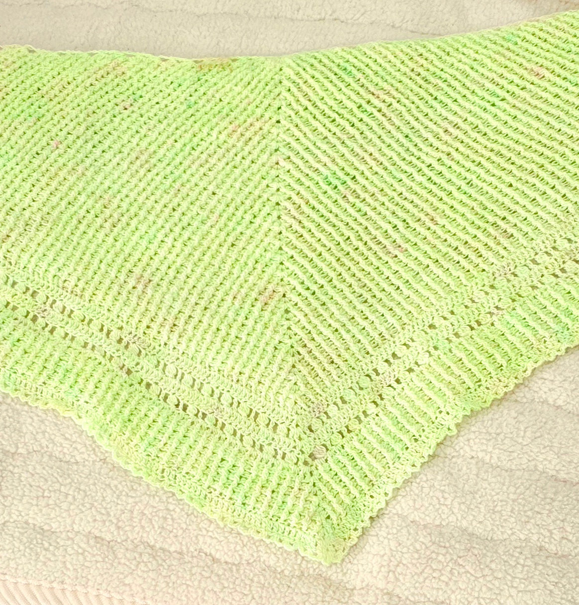 Handgestrickter Dreiecksschal – Frühlingsgrün mit zarter Lochkante