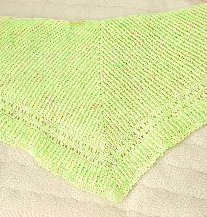 Handgestrickter Dreiecksschal – Frühlingsgrün mit zarter Lochkante
