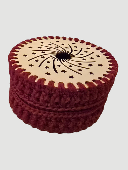 Gehäkelte Dose mit Holzdeckel