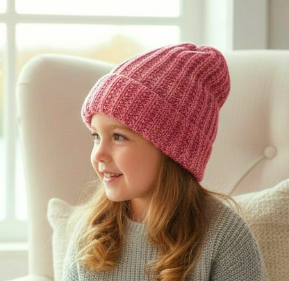 Handgestrickte Kindermütze im Patentmuster aus Merinowolle